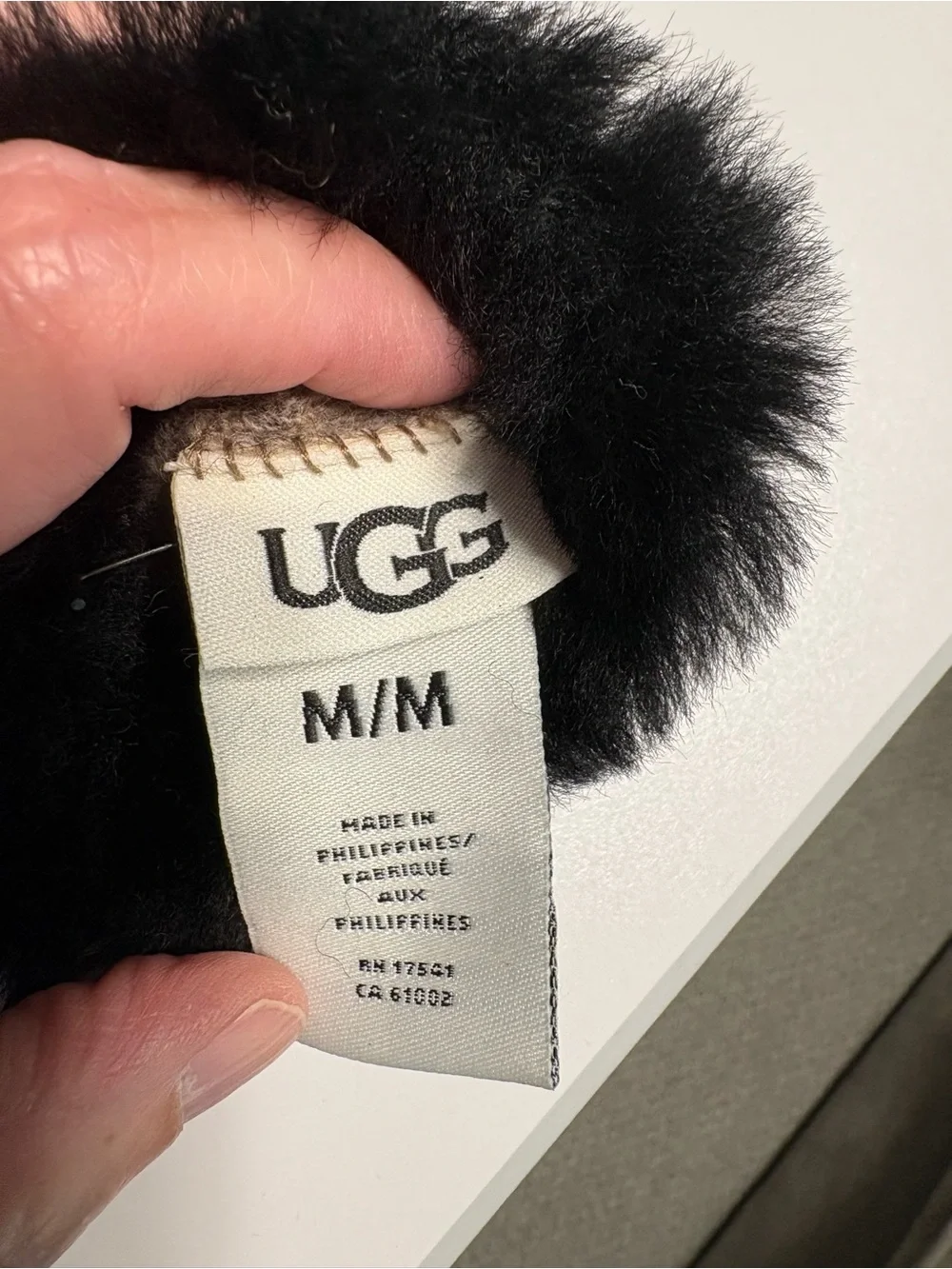 UGG Genuine Leather Shearling Fur Cuff Women's Gloves Black Size M Runs Small
